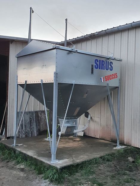 Image sur Silo SUCCES - Remplissage par Godet avec une Trappe de Service pour une reprise brouette.